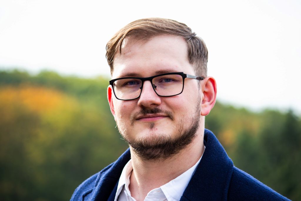 Portrét Marka Krásného v obleku na šířku v příordě