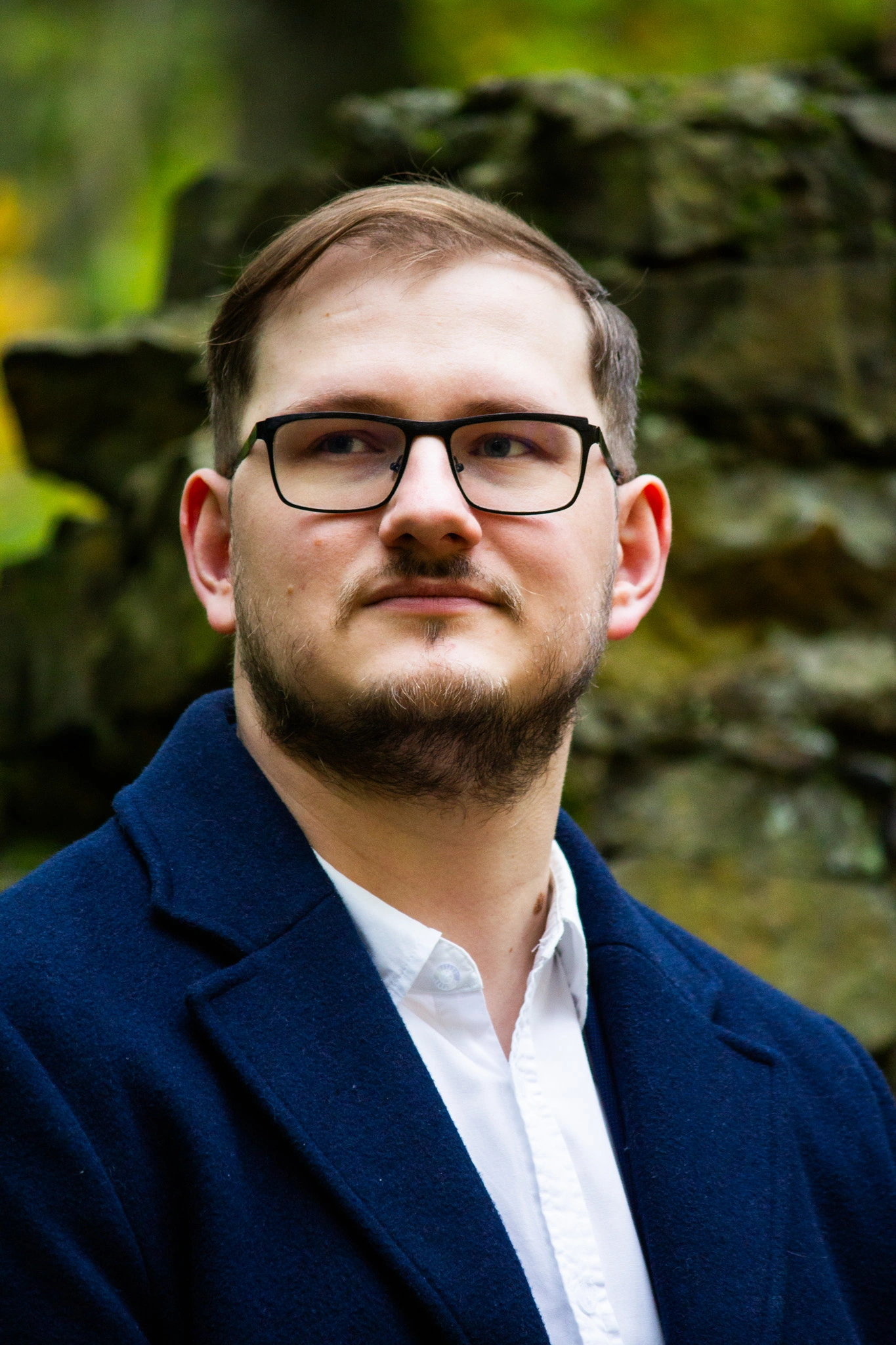 Marek Krásný portér v přírodě v obleku s pohledu nahoru